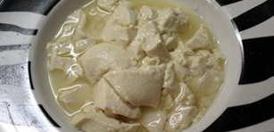 豆花鱼片,<a style='color:red;display:inline-block;' href='/shicai/ 474'>内酯豆腐</a>放大碗中,上蒸锅蒸热。