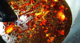 豆花鱼片,放入<a style='color:red;display:inline-block;' href='/shicai/ 11801'>郫县豆瓣</a>酱,小火炒出红油。加入高汤或水,并放入生抽、盐调味,转大火煮开。
