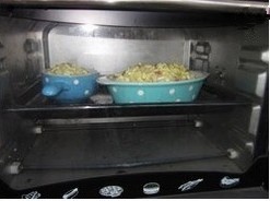 土豆培根焗饭,入预热200°的烤箱,烤制奶酪溶化即可(约5分钟)。取出撒上少许干欧芹碎。