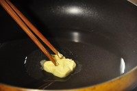 新加坡辣椒螃蟹,锅内留少许底油,倒入黄油。