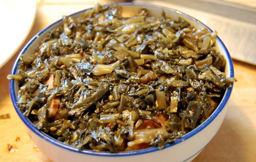 咸烧白,将芽菜铺在肉片上面,压实。