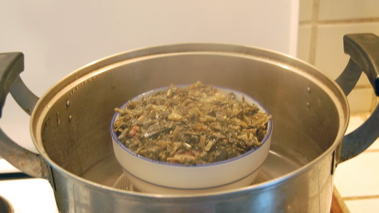 咸烧白,将铺好的肉片放入蒸锅内蒸40-60分钟,吃的时候用一个大盘扣在蒸肉的碗上,翻转过来,将碗移走即可。