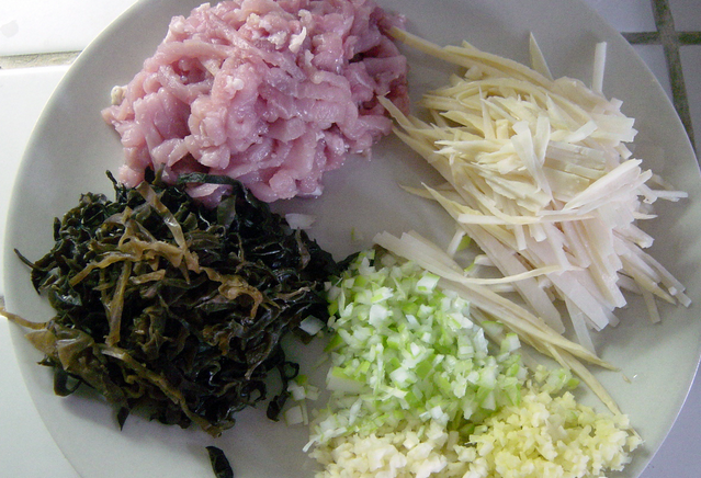 鱼香肉丝,将干木耳用温水泡发,切丝;玉兰片切丝;<a style='color:red;display:inline-block;' href='/shicai/ 3250'>葱</a>去老叶根须洗净沥干切成<a style='color:red;display:inline-block;' href='/shicai/ 3250'>葱</a>花,蒜去皮洗净切成蒜末,<a style='color:red;display:inline-block;' href='/shicai/ 37'>姜</a>去皮洗净切成<a style='color:red;display:inline-block;' href='/shicai/ 37'>姜</a>末;将肥三瘦七的猪肉切成约6.6厘米长、0.3厘米粗的肉丝,加1克盐、10毫升湿淀粉拌匀腌制。