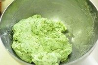 艾草青团,直至面团柔软不黏手,草泥的量根据面团状态决定,湿了就别再加,干了就加点水。