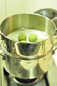 艾草青团,蒸锅开大火,铺蒸笼硅胶垫,放入大火15分钟。