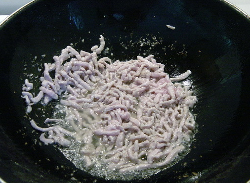 鱼香肉丝,锅烧热,放入油,倒入肉丝炒散。