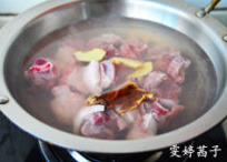 香辣萝卜羊肉煲,羊肉洗净后，连同冷水一起下锅，放入一片<a style='color:red;display:inline-block;' href='/shicai/ 3772'>陈皮</a>，两片<a style='color:red;display:inline-block;' href='/shicai/ 2802'>老姜</a>，一勺<a style='color:red;display:inline-block;' href='/shicai/ 718'>料酒</a>，同时煮开去除腥膻和血水。