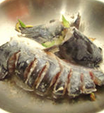 大蒜泡椒焖鲇鱼,锅中入油,先放入<a style='color:red;display:inline-block;' href='/shicai/ 138'>大葱</a>,葱白,生姜爆香,接着放入鱼头,鱼尾,鱼身略微煎一下。