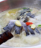 大蒜泡椒焖鲇鱼,接着加入高汤或者清水将鱼头鱼尾煮10分钟,放入鱼身,倒入<a style='color:red;display:inline-block;' href='/shicai/ 899'>花雕酒</a>大火煮开后转小火焖15分钟。