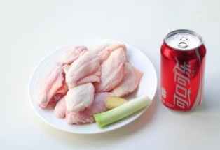 可乐鸡翅,准备材料,将鸡翅洗净待用。