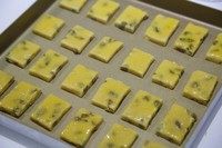 葡萄奶酥,排列好放入烤盘,并在表面刷上一层打散的蛋黄液(如果烤盘是普通烤盘的话,建议铺上一层锡纸)