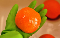 橙皮蜜饯,<a style='color:red;display:inline-block;' href='/shicai/ 626'>橙子</a>用盐搓一搓表面,把蜡搓掉