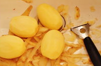 健康薯条/Homemade oven baked fries,<a style='color:red;display:inline-block;' href='/shicai/ 23'>土豆</a>切去皮,洗净,擦干水分