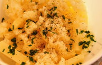 健康薯条/Homemade oven baked fries,加入<a style='color:red;display:inline-block;' href='/shicai/ 3233'>细香葱</a>,拌均(用手抓一抓比较方便,调料方面也可以根据口味加入辣椒粉等),让每根土豆条上都裹
上一层薄薄的土豆泥