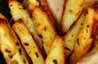 健康薯条/Homemade oven baked fries,烤好后
搭配<a style='color:red;display:inline-block;' href='/shicai/ 699'>番茄酱</a>,一边吃一边喝啤酒看电影吧!