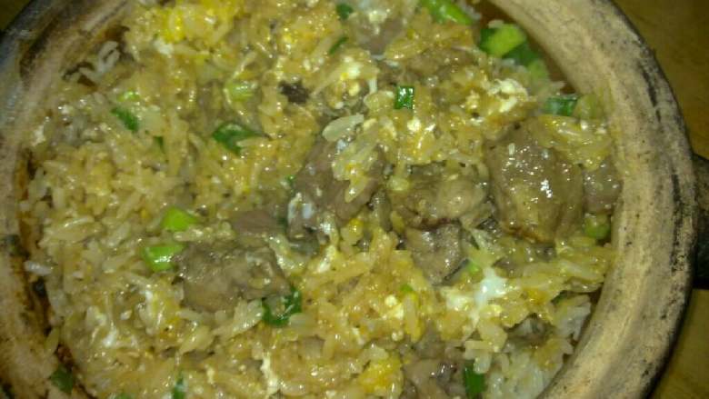 粤式 排骨鸡蛋煲仔饭,再蒸几分钟，让排骨、鸡蛋熟透，撒上葱花和<a style='color:red;display:inline-block;' href='/shicai/ 131'>香菜</a>即可