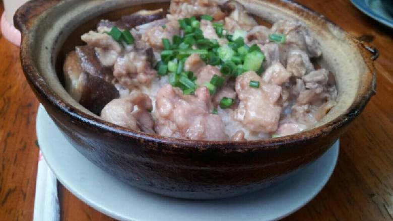 粤式 香菇排骨瘦肉煲仔饭
