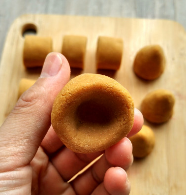 杂面窝窝头,将一小段面团揉成半圆球,拇指伸进面团底部,慢慢旋转捏成小窝头