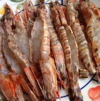 蒜蓉粉丝蒸虾,虾开背,去肠,倒少许<a style='color:red;display:inline-block;' href='/shicai/ 718'>料酒</a>和生抽腌制半小时。