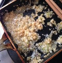 蒜蓉粉丝蒸虾,腌制虾时处理大蒜,大蒜剥开、去外皮,切成蒜蓉;起锅放油,三成热即可放入三分之二的蒜蓉,小火煸出香味,略变色马上关火,倒入剩下的三分之一蒜蓉和少许盐,拌匀。