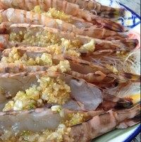 蒜蓉粉丝蒸虾,在粉丝上面放上大虾,虾肉上均匀铺一层蒜蓉。将腌制虾肉的料酒及生抽浇上去,入锅蒸8分钟。