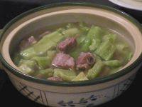 苦瓜排骨汤,排骨煮至较软时,倒入苦瓜,撒一点点胡椒粉(去腥味),盖盖子,慢火煮,煮至苦瓜和排骨酥软,大约20-40分钟,食用时才加盐