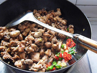 尖椒兔,下兔肉,翻炒几分钟