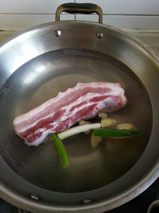 川味回锅肉,<a style='color:red;display:inline-block;' href='/shicai/ 428'>五花肉</a>冷水下锅,放葱段,姜片煮