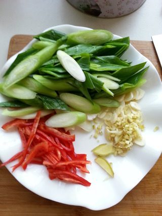 川味回锅肉,这个期间做辅料,<a style='color:red;display:inline-block;' href='/shicai/ 3348'>青蒜</a>切段,红椒切丝,姜片,蒜片,再准备些姜蒜末