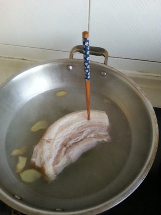 川味回锅肉,等到肉煮到能插入一根筷子就可以了,捞出晾凉,切薄片
