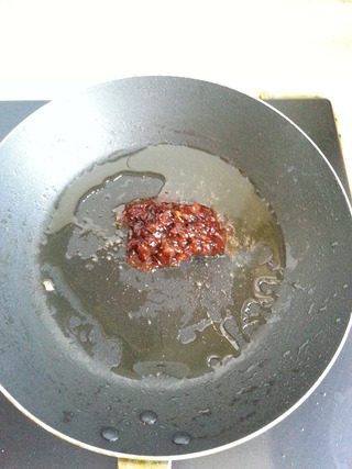 川味回锅肉,炒锅放油,放入郫县豆瓣酱和豆瓣酱生抽调好的酱
