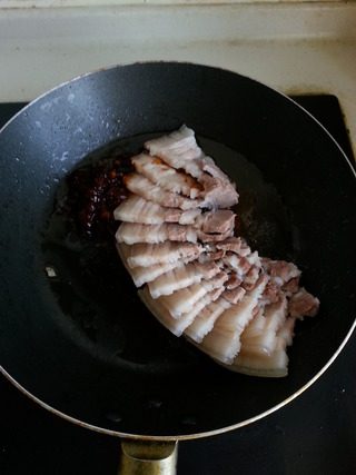 川味回锅肉,炸香后,放入切好的五花肉