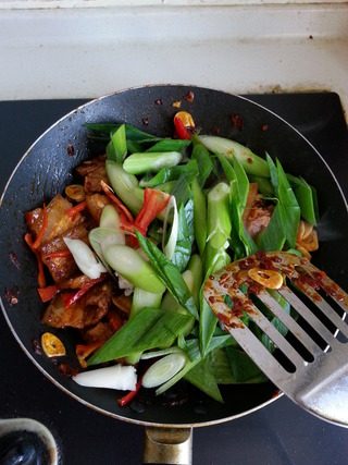 川味回锅肉,最好下青蒜,炒制断生即可