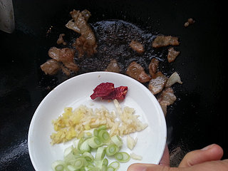 五花肉炒双花,加入葱花、姜碎、蒜碎,同时我加了两段干辣椒,炒出香味。