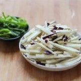 小炒茄子,捞出控干水，辣椒切丝,<a style='color:red;display:inline-block;' href='/shicai/ 116'>韭菜</a>切断备用