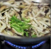 小炒茄子,放入<a style='color:red;display:inline-block;' href='/shicai/ 61'>青椒</a>丝,加盐,拌匀,