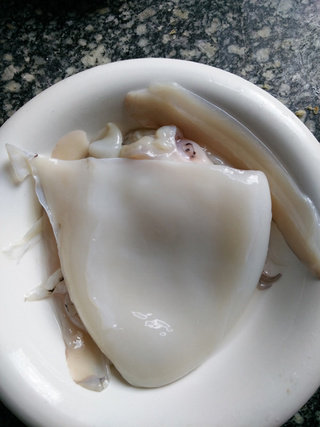 墨鱼大烤,剥皮,去掉嘴巴,眼睛。