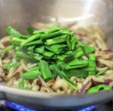小炒茄子,炒软后加入韭菜段，快速翻炒后起锅
