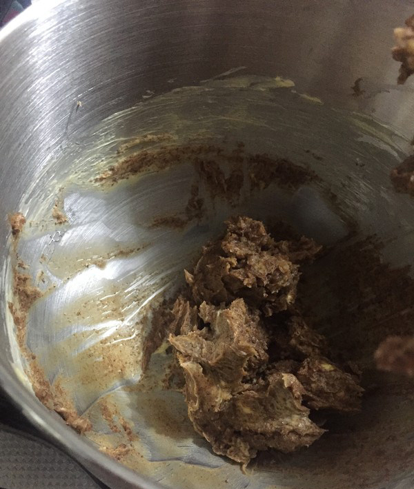 红糖核桃饼干,分两次加入蛋液,用打蛋器打发3分钟左右