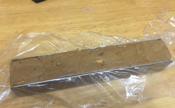 红糖核桃饼干,混合好的面团填入模具中,也可以直接用保鲜膜包裹成圆柱体等