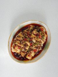 口水鸡,料汁淋在鸡块上,最好放在冰箱冷藏20分钟再食用,这样更入味。