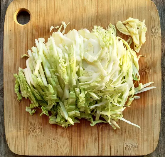 番茄卷心菜,<a style='color:red;display:inline-block;' href='/shicai/ 3508'>卷心菜</a>去蒂切成小丝条儿,蒜随便拍两下切几段,不好意思我手残切丑了。我深感发觉陶瓷刀是切菜利器,比钢铁菜刀好用。