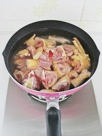 大盘鸡,锅里加凉水,放入鸡块,大火烧开后转中火煮2-3分钟。