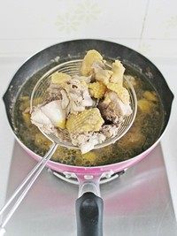 大盘鸡,撇净浮沫,将鸡块捞出,如果鸡块上还有血沫,可用流动的水将鸡块冲净,然后沥干水待用。