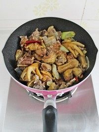 大盘鸡,然后将鸡块放入锅中，中火煸炒至鸡块表面微焦，然后放入<a style='color:red;display:inline-block;' href='/shicai/ 788'>生抽</a>、<a style='color:red;display:inline-block;' href='/shicai/ 762'>老抽</a>和<a style='color:red;display:inline-block;' href='/shicai/ 867'>麦芽糖</a>，翻炒至鸡块均匀上色。