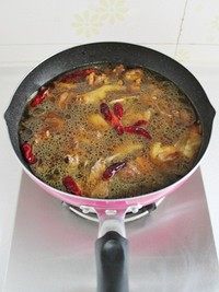 大盘鸡,加入足量的水,大火晒开后转中火炖煮30-40分钟至鸡块8成熟。