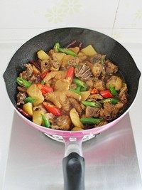 大盘鸡,放入青红椒,翻炒均匀后转大火炖2分钟就可以关火了,出锅装盘后撒上<a style='color:red;display:inline-block;' href='/shicai/ 131'>香菜</a>做装饰。