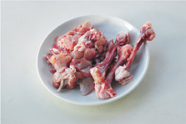盐酥鸡,<a style='color:red;display:inline-block;' href='/shicai/ 92'>鸡腿</a>肉洗净后,剔去骨头,切成小块。
