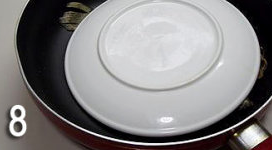 香煎黄花鱼,直至两面都酥脆金黄时,把锅内的油倒掉,用盘子倒扣在鱼上。