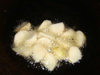 拔丝芋头,均匀受热,炸熟。(生芋有小毒,食时必须熟透)